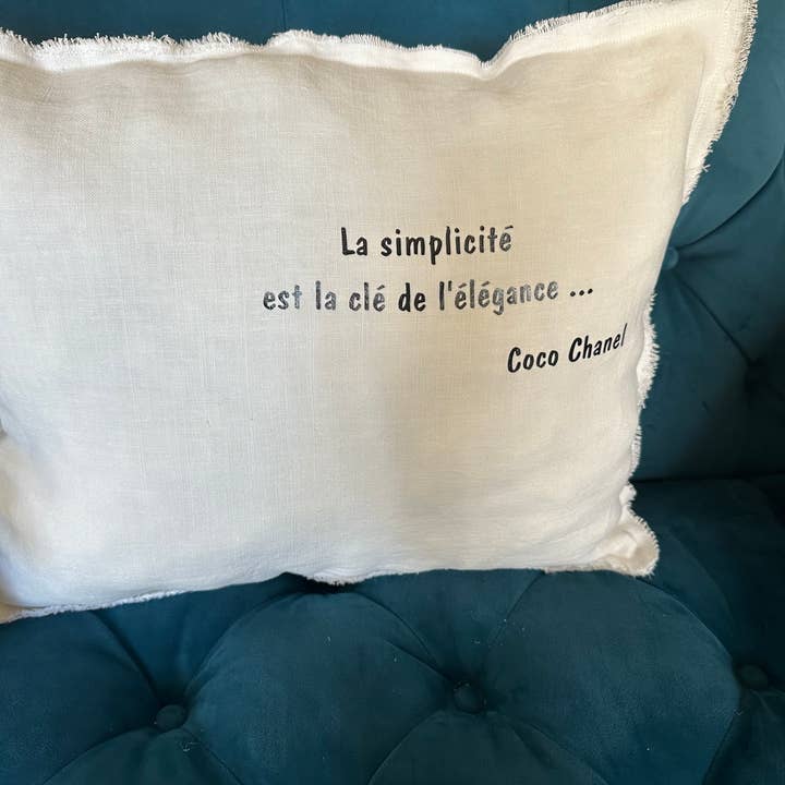 Wit gewassen linnen kussen citaat Coco Chanel voor wholesale door La marquisette