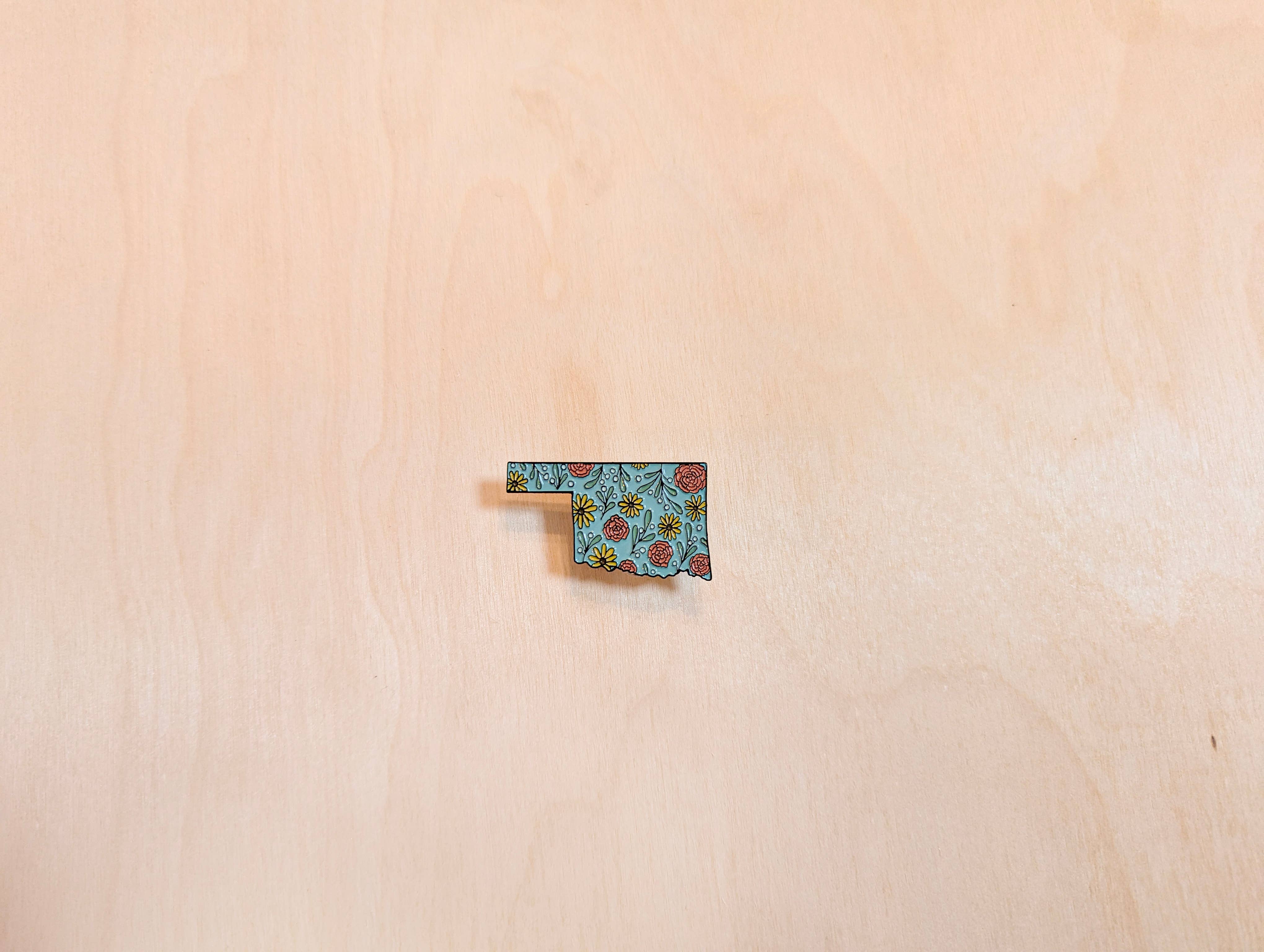 Kallos Ink – wholesale Nål och knapp för kavajslag – Blommig Oklahoma emaljstift1