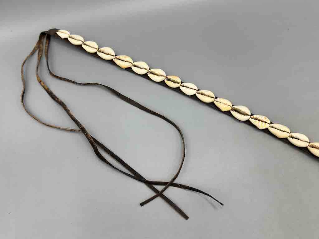 The Niger Bend – Großhandel Gürtel – Damen – Schmaler afrikanischer Krawattenverschluss aus echtem Kaurimuschelleder61