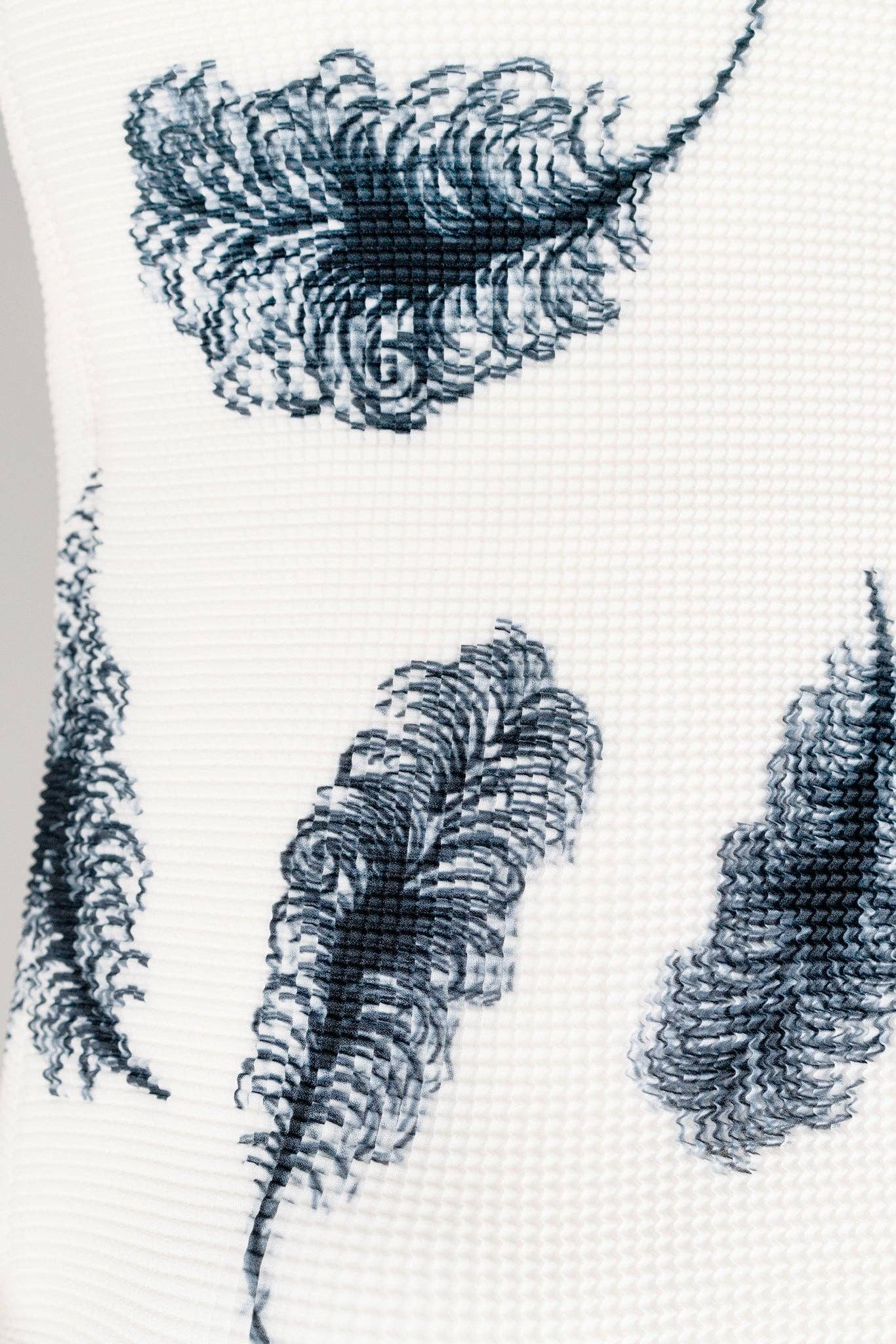 Crème/Noir Top à texture alvéolaire 3D Cosette Feather en vente sur Faire5