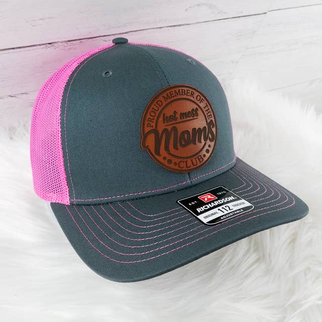 Graue und rosa Richardson Trucker-Kappe mit Hot Mess Mom Lederaufnäher für den Großhandel von Trendy Tee Co.