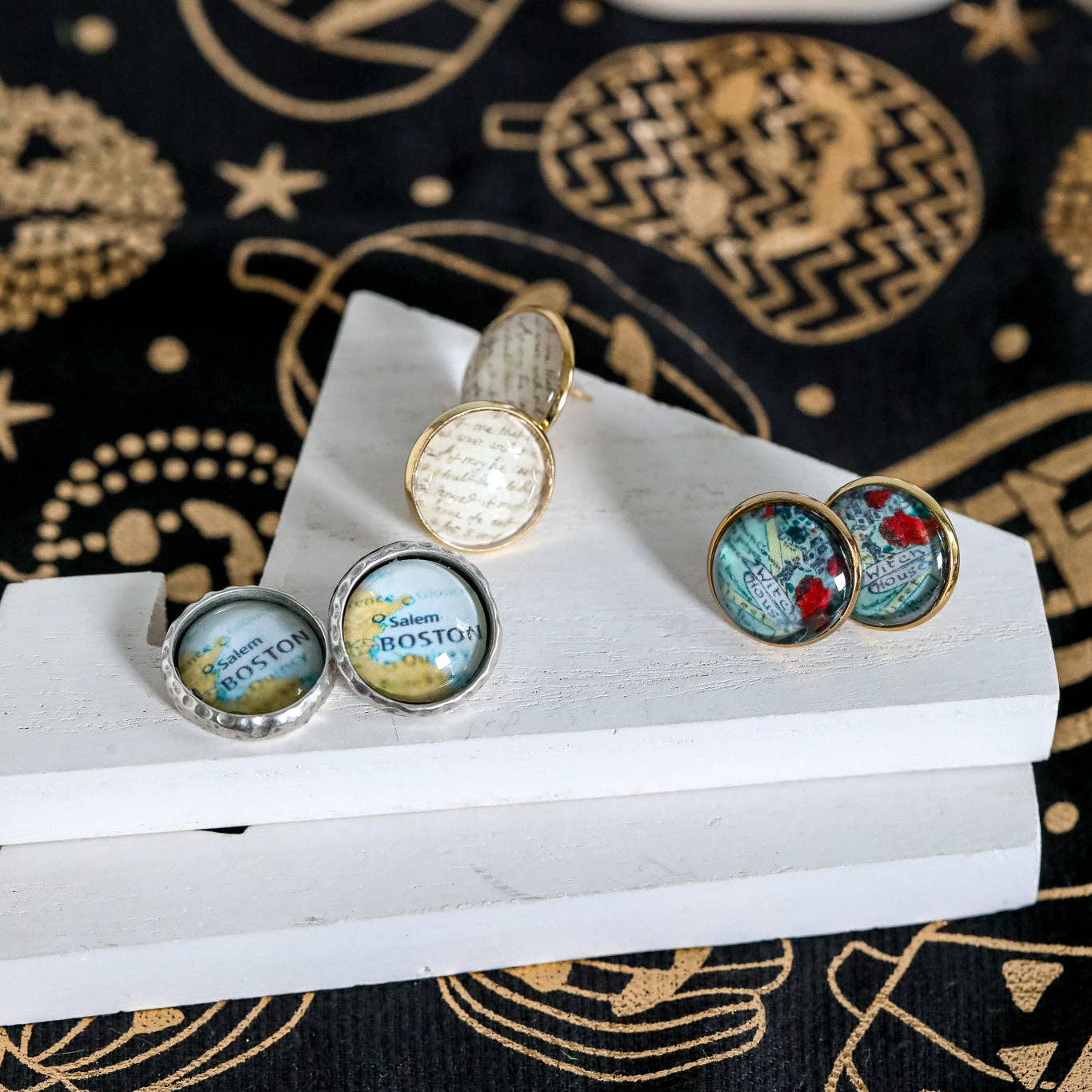 The Gilded Witch - Vente Clous d'oreille - Boucles d'oreilles Witch City Cameo - Dorées - Salem, MA0