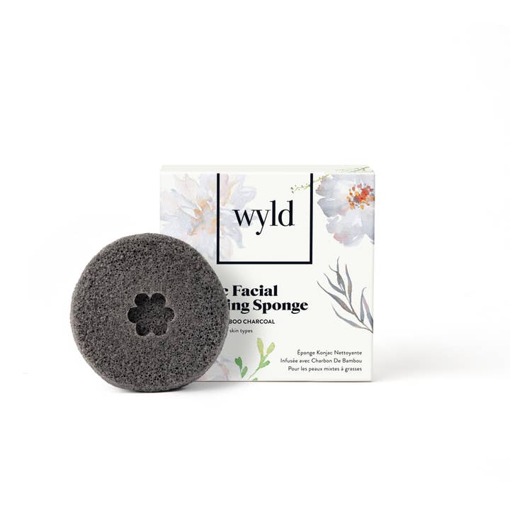 Éponge Konjac exfoliante pour le visage au charbon pour la vente par Wyld Skincare