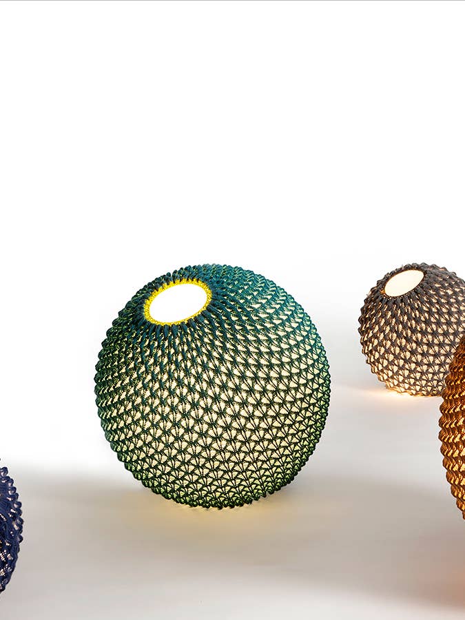 Knitted Free - Lille strikket lampe for engroshandel hos DM + PARTNERS