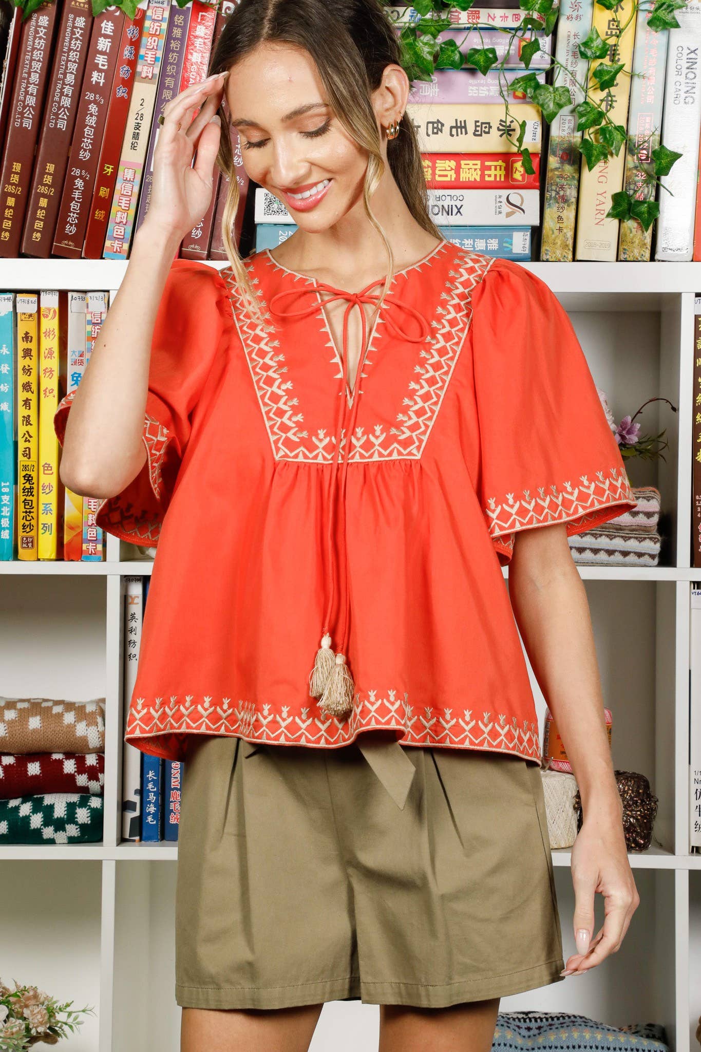 Vine & Love - Vendita all'ingrosso Camicetta - Donna - Blusa boho ricamata con collo a fiocco e scollo diviso a V VT8248623