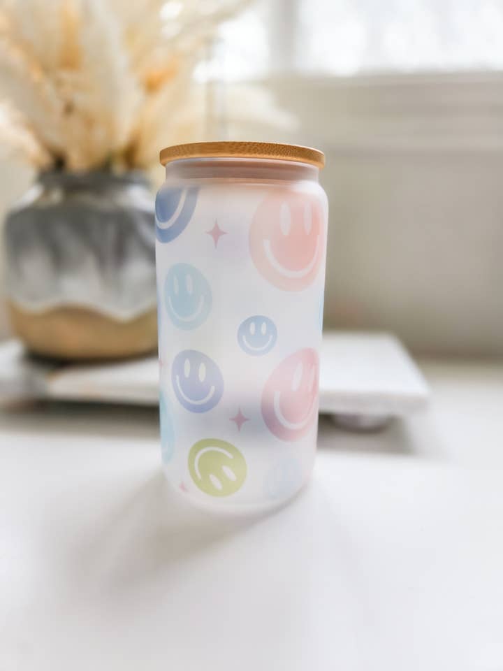 Bicchiere in Vetro con Faccia Sorridente Pastello - 16oz per la vendita all'ingrosso da parte di Lotus & Lace Designs