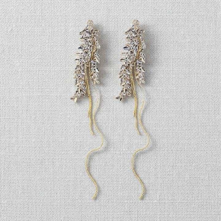 Boucles d'oreilles pendantes à pampilles en forme de feuille pour la vente par camilla dovey