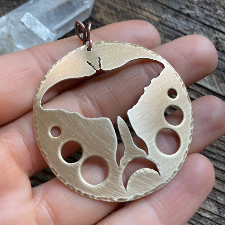 Pendentif Phalène Lunaire Non Phasé pour la vente par C Beulah B Jewelry