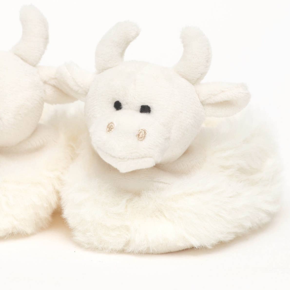 Jomanda Soft Toys & Accessories - Vente Chaussons – bébé - Chaussons bébé en peluche vache Highland crème Jomanda - 0 à 6 mois1
