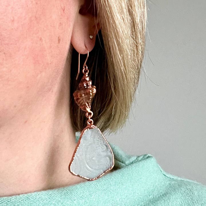 Silver Coast Designs – wholesale Hängande örhängen – Havsglas och snäckskal omaka örhängen