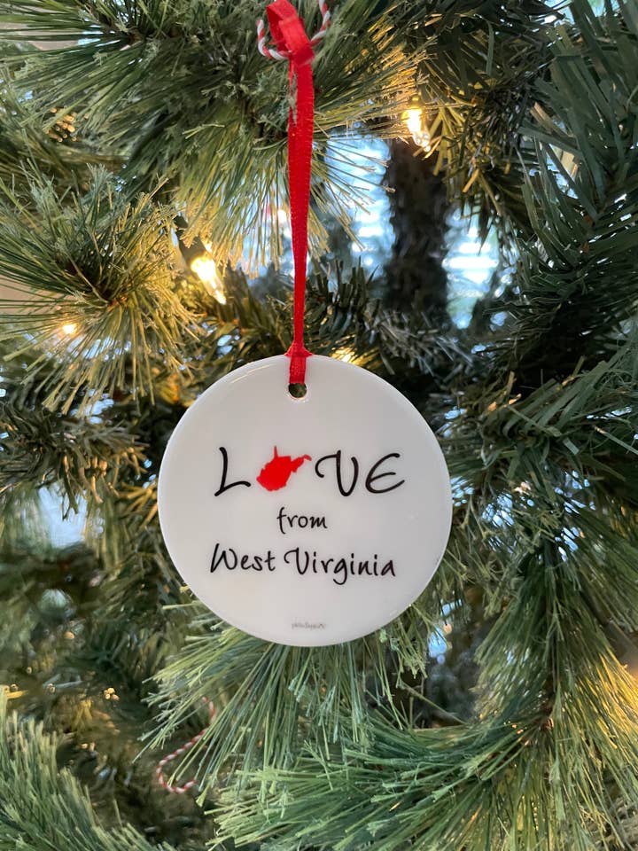 Decorazione natalizia con scritta «Love from West Virginia» per la vendita all'ingrosso da parte di philoSophie's Stationery & Gifts