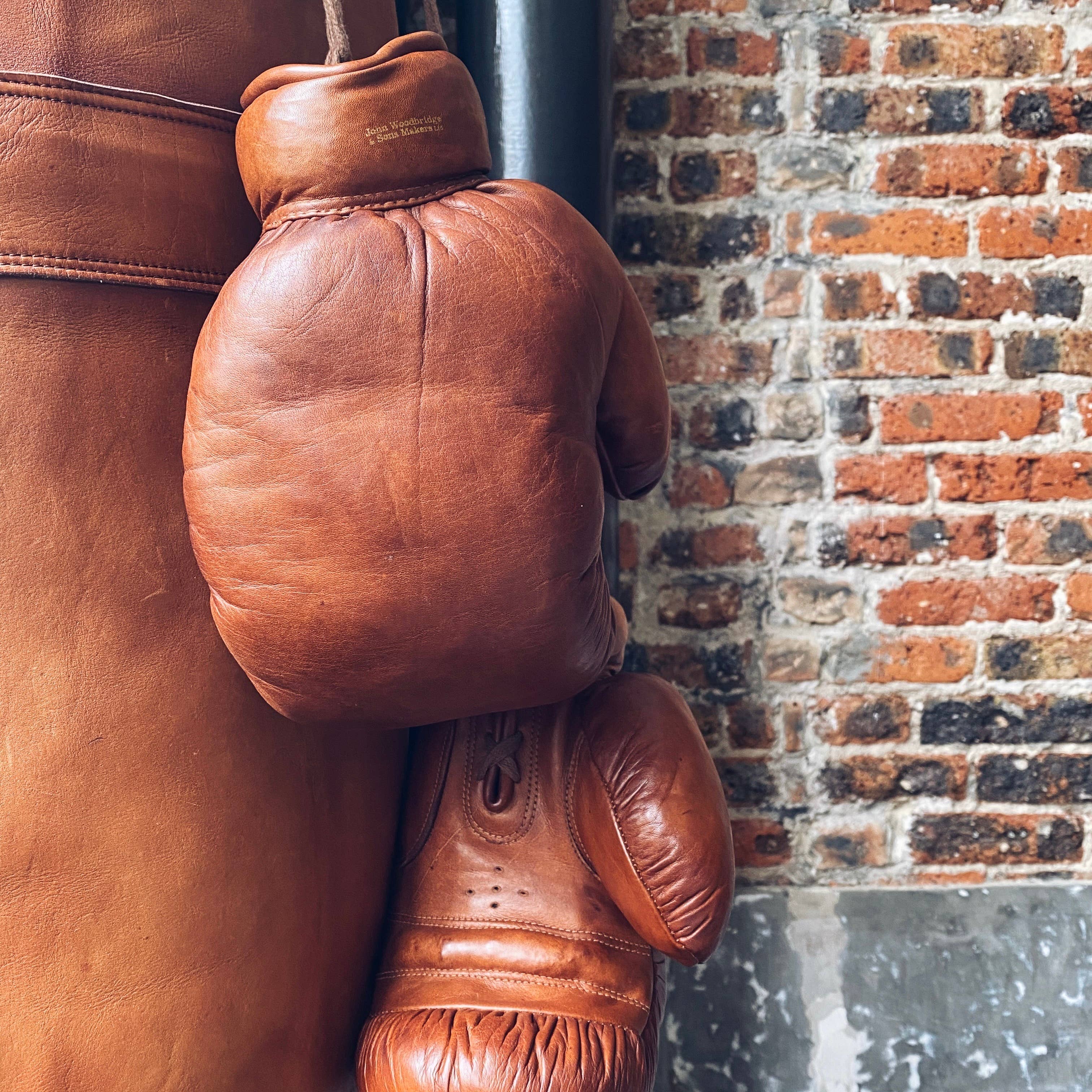 John Woodbridge Makers - Wholesale Decorative Tabletop Object - VINTAGE LEATHER BOXING GLOVES 19206