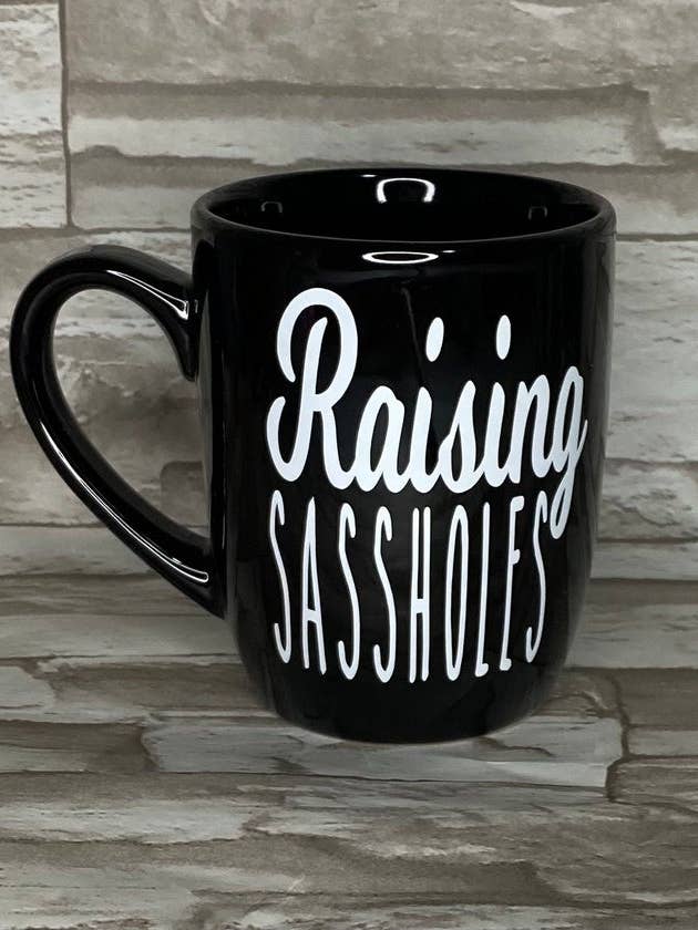 Höja Sassholes Coffee Mugg för wholesale av Works of Panglossian