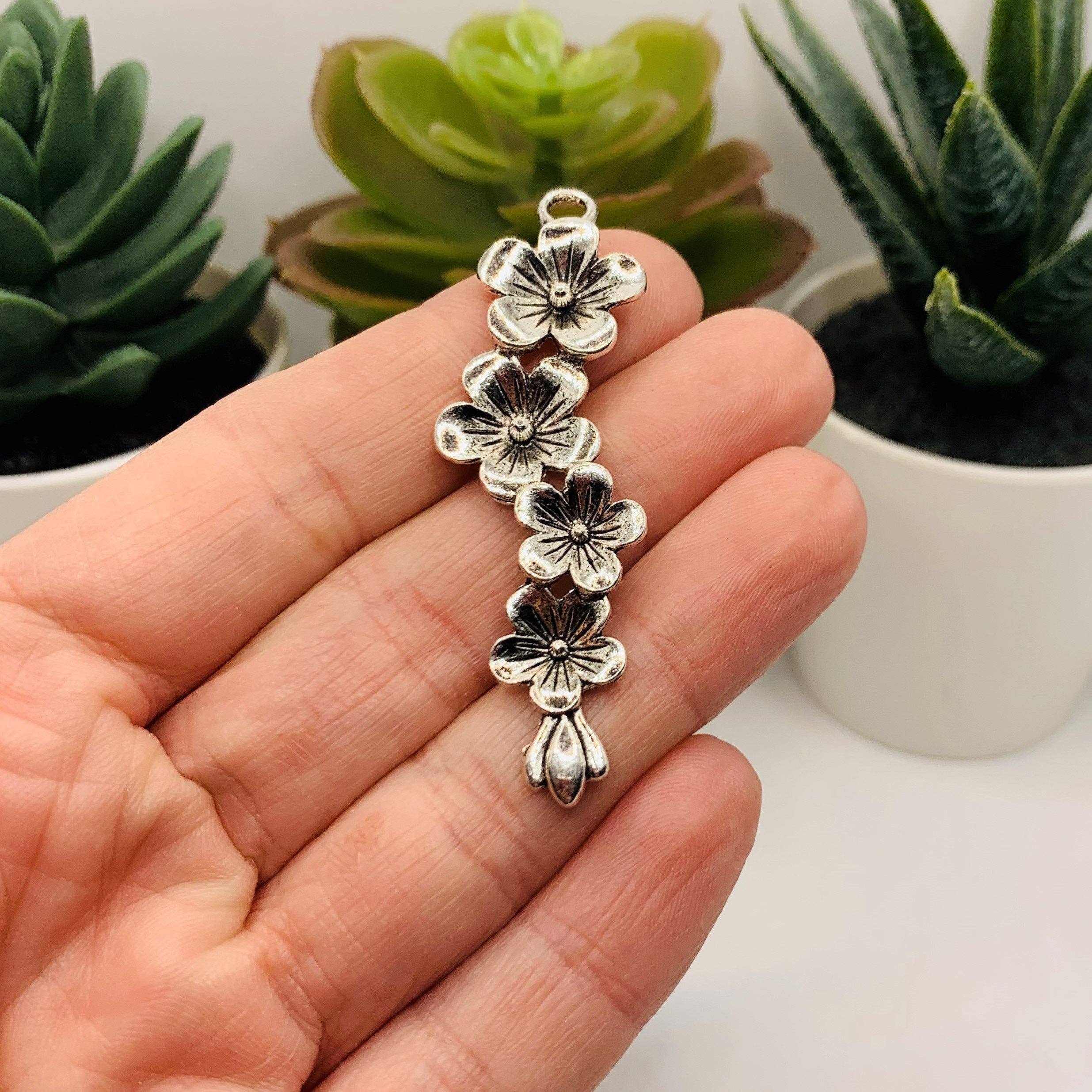 Guerrilla Charm - Vente Breloques/médailles personnalisées - Charms Fleur de Prunier en Argent, 57x18mm1