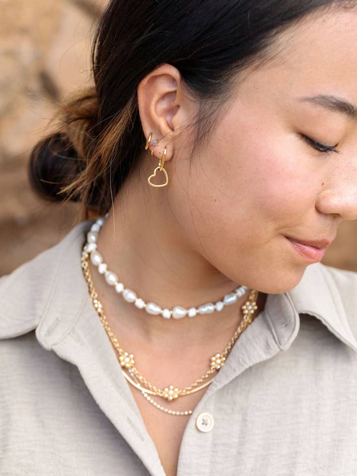 Créoles Huggie allongées en forme de cœur et pendantes - Pu'uwai pour la vente par Ke Aloha Jewelry