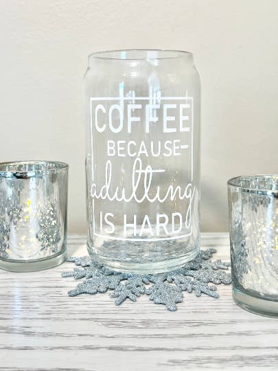 Kaffee, weil Erwachsenwerden hart ist, Glasdose, 16 Unzen für den Großhandel von CR Brilliant Designs