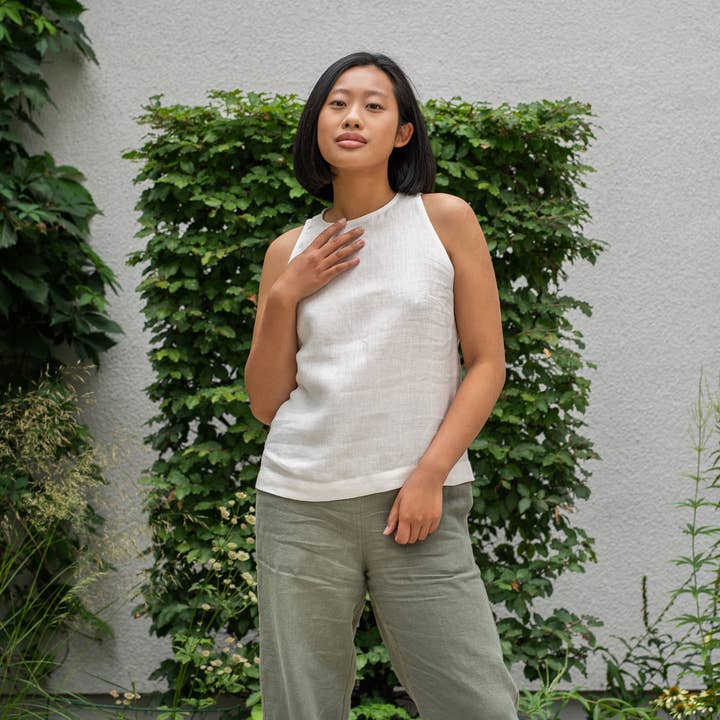 Top de lino sin mangas con cuello alto Nina - Blusa casual de verano para venta al por mayor de menique