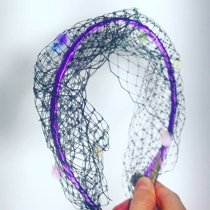 Pom Pom tilsløret pandebånd for engroshandel hos Hettie Hair Accessories