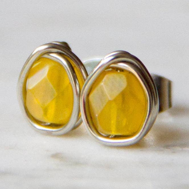 Orecchini a perno avvolti in filo metallico perfettamente giallo — orecchini in argento con perline ceche giallo limone per la vendita all'ingrosso da parte di The Jovi Lyne Collection