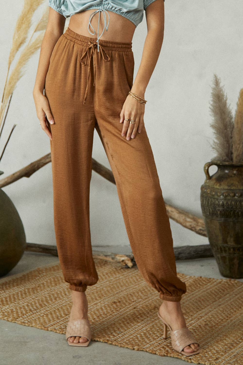 Olive scuro KP5253 Pantaloni sciolti elasticizzati con vita elastica frontale in raso in vendita all'ingrosso su Faire4