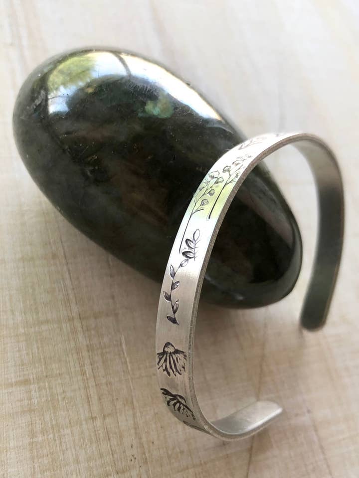 Bracciale in argento con fiori di campo stampati a mano, versione skinny per la vendita all'ingrosso da parte di Rising Dawn Boutique