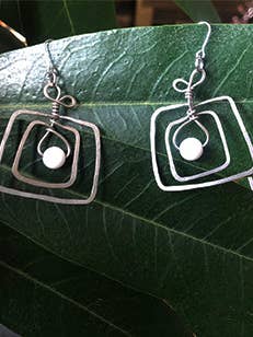 Boucles d'oreilles à perles carrées en nickel blanc | cukimber pour la vente par cukimber