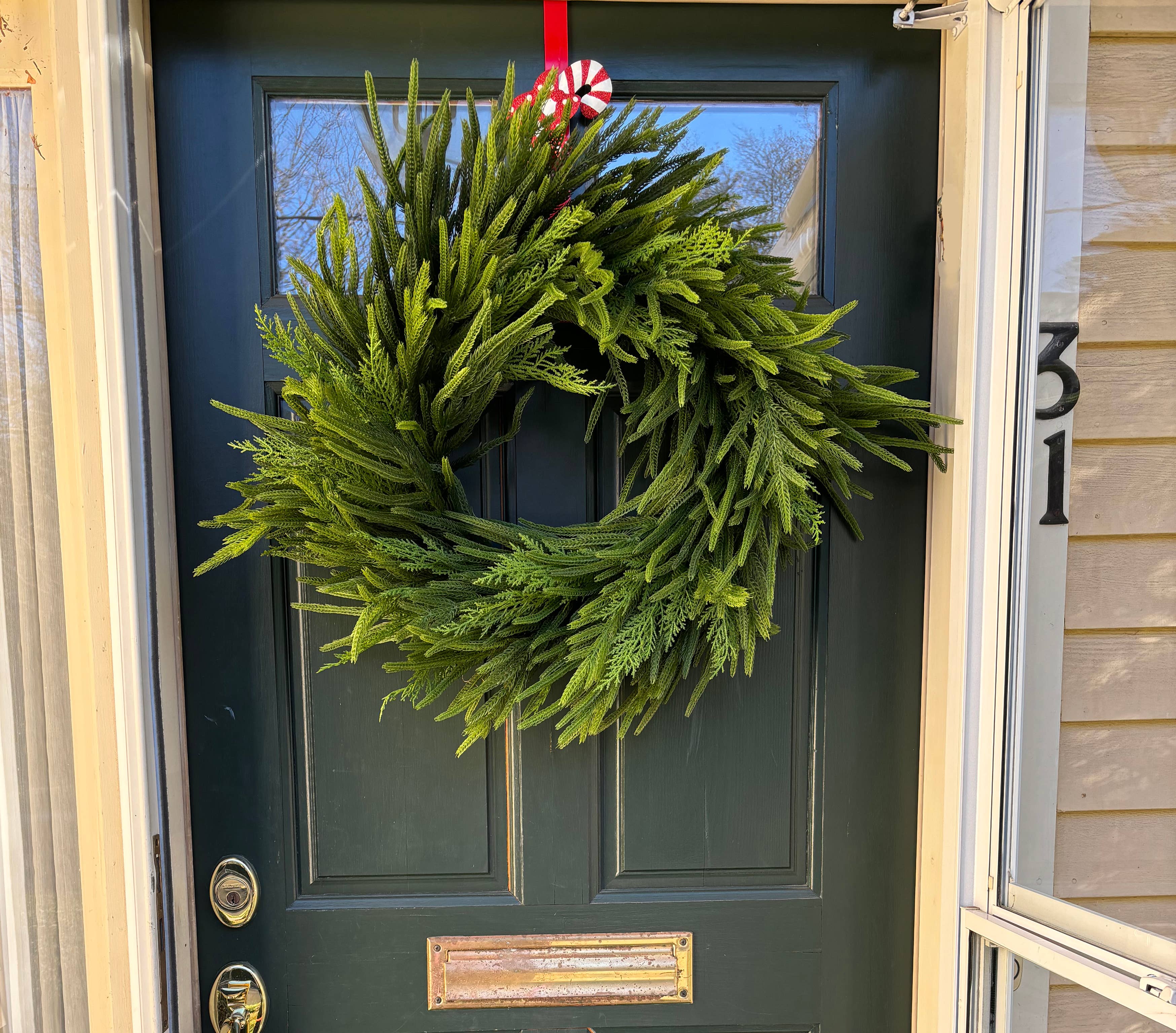 WORTH IMPORTS - Vente Couronne - Couronne de cèdre de 25 po sur base en brindille naturelle2