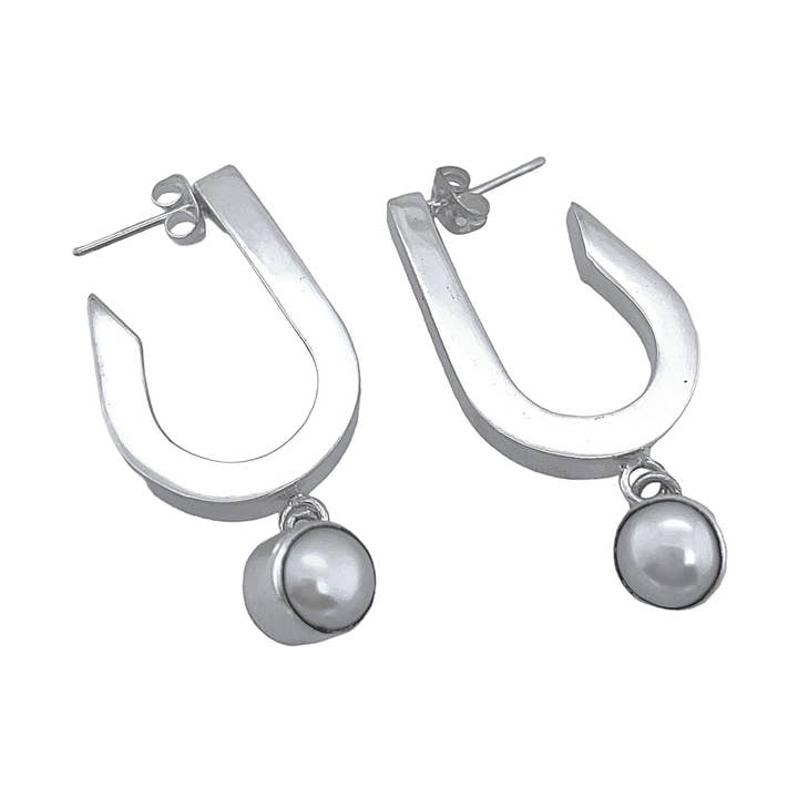 ARO OVAL EM PRATA DE LEI COM PÉROLA DE ÁGUA DOCE por atacado de Balaam Design