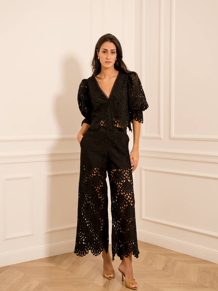 Sæt bluse & bukser guipure Selena - 81010 & 81076 for engroshandel hos CHOKLATE PARIS