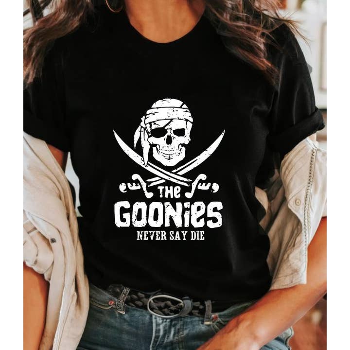 T-shirt graphique Bella+Canvas "Les Goonies ne disent jamais mourir" pour la vente par Tron Tron Graphic Wear