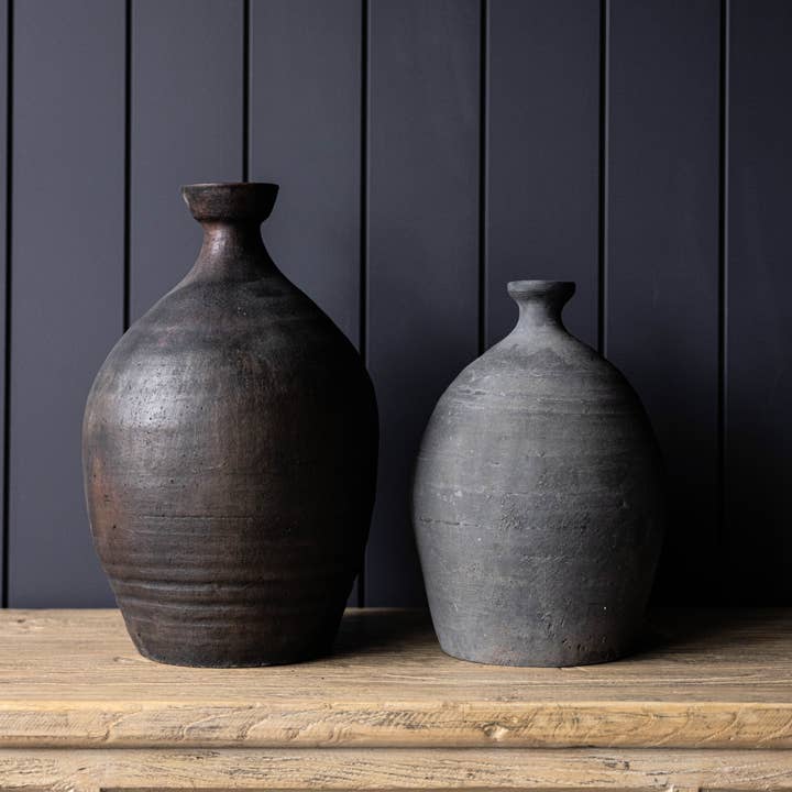 Atelier Vintage Trouvé Vase Noir Gris pour la vente par Luxe B Co