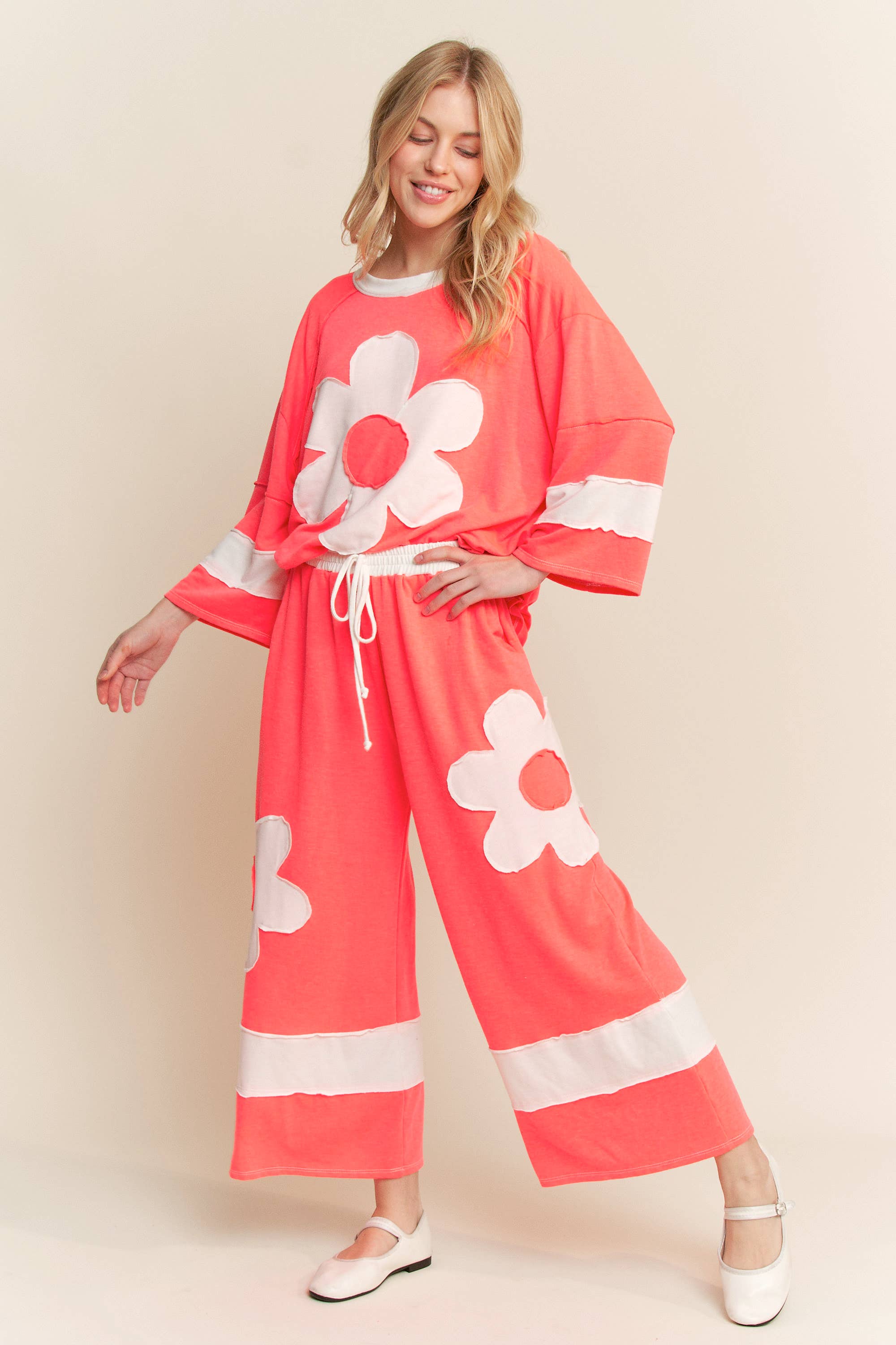 J.Her – Calças - Mulher por atacado – Calças de Perna Larga com Lavagem Mineral e Remendos de Flores HP63348