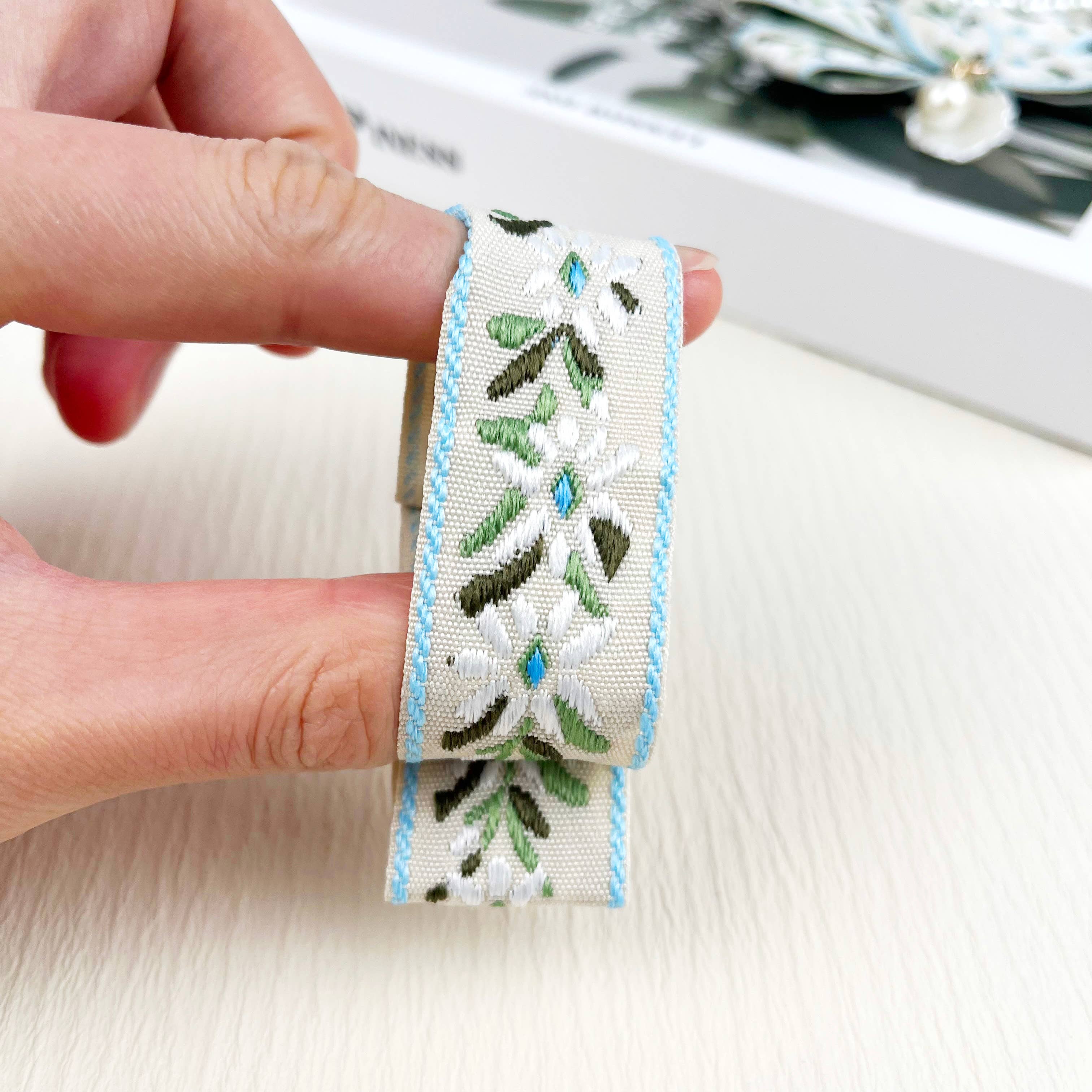 SoapElenGlen - Vente Porte-clés – femme - Porte-clés feuilles et ruban perlé1