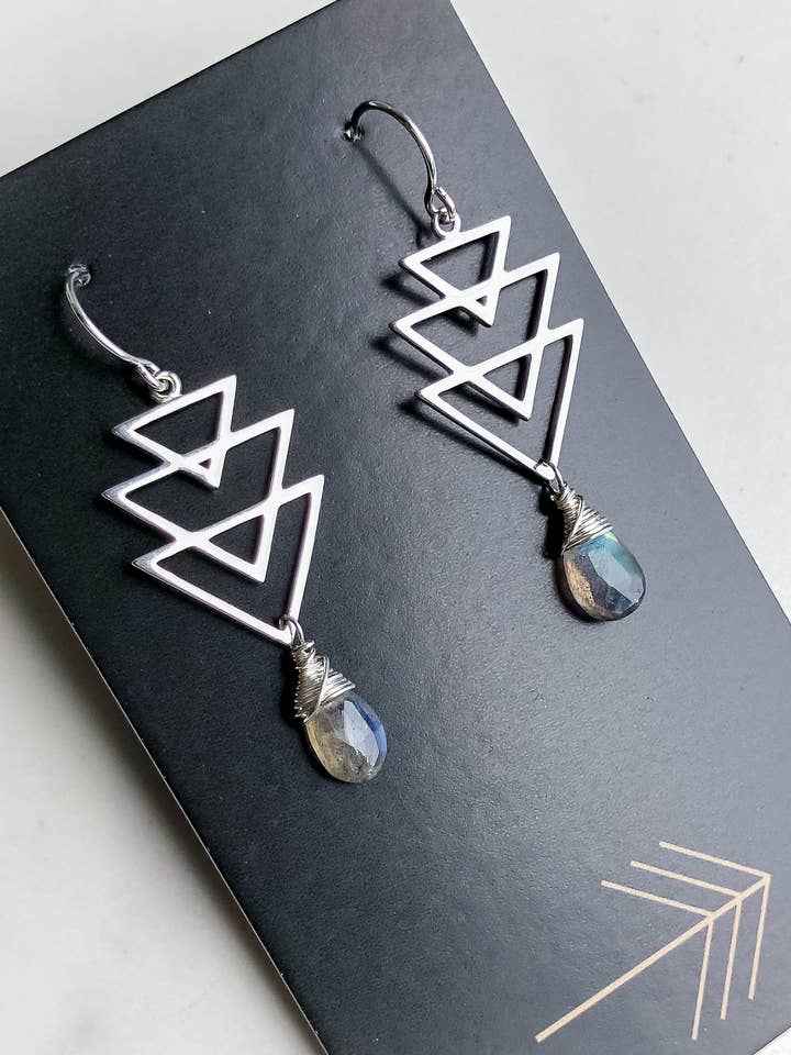 Boucles d'oreilles triangulaires à trois pierres précieuses en argent sterling pour la vente par CARO DESIGNS