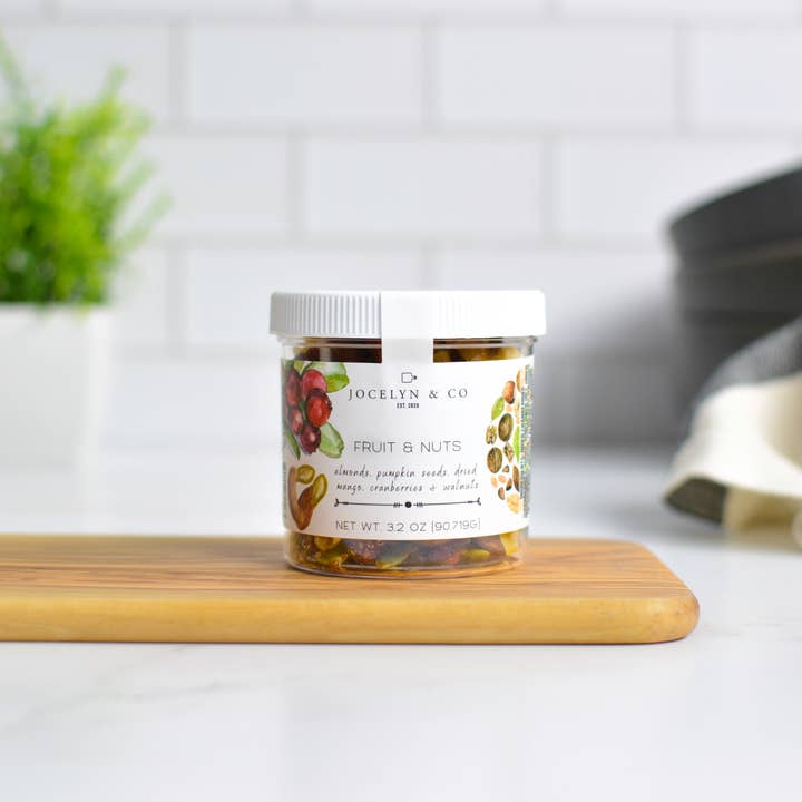 Fruits et noix pour la vente par Jocelyn & Co