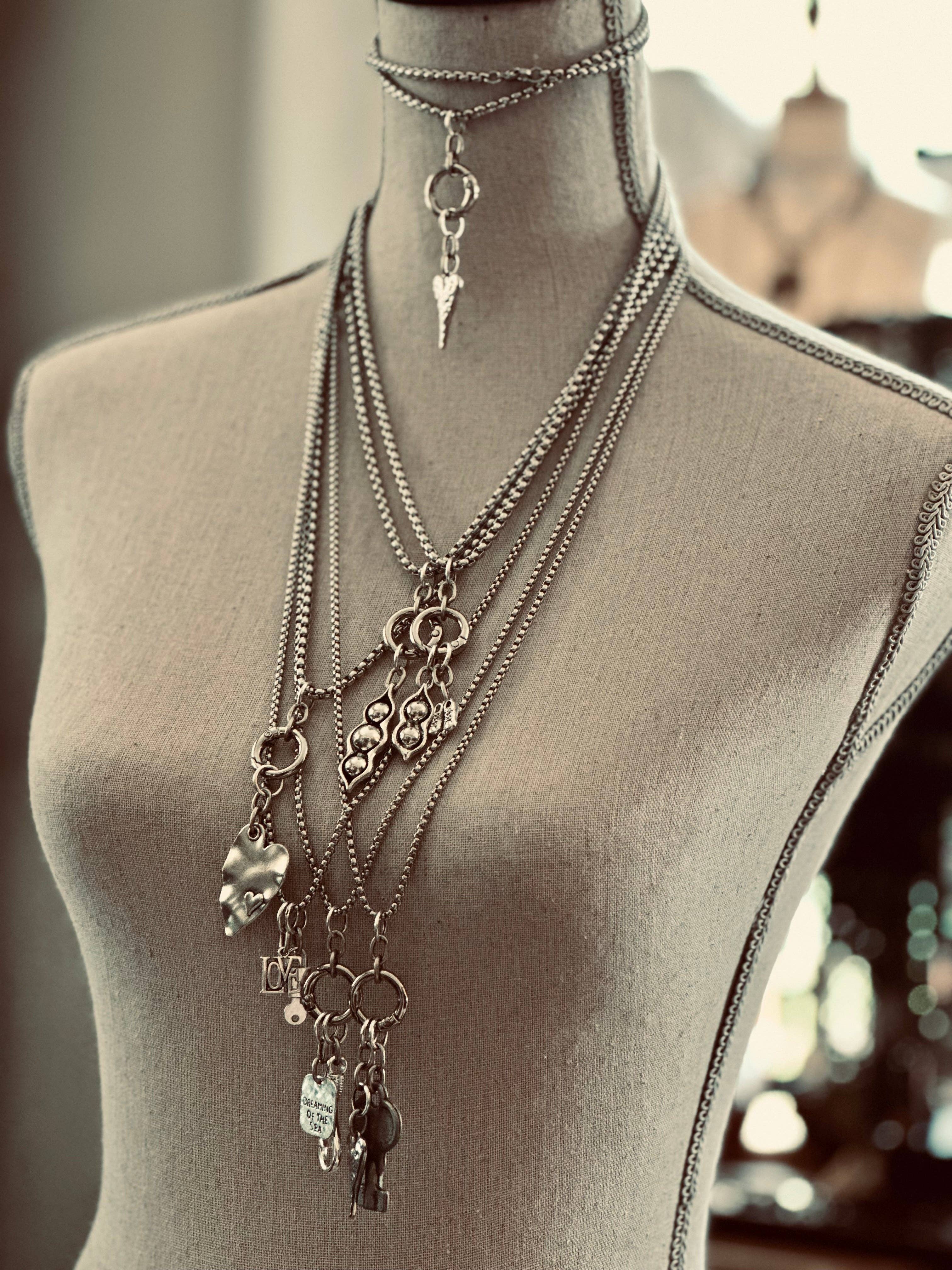 Bohemian Grace - Grace & Grit - Vente Colliers à pendentif - Collier à breloques Key to Love - Collection Silver Smith7