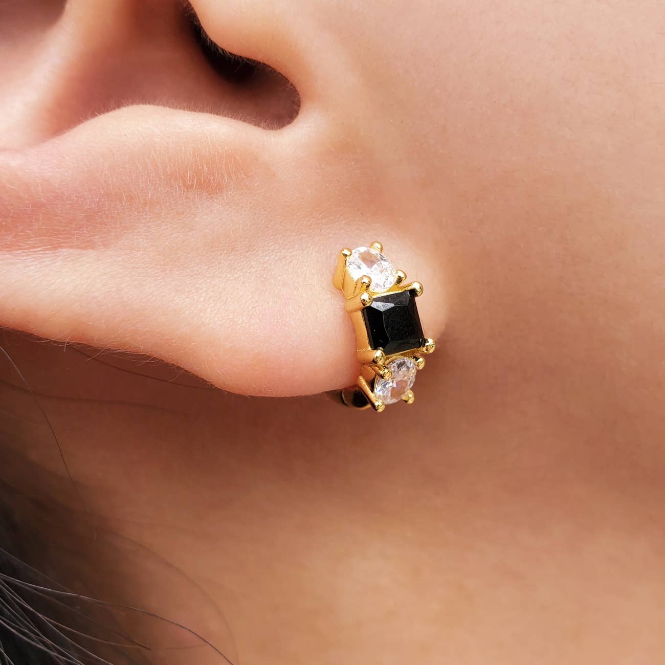 HolyBang Jewels - Venta al por mayor Pendientes de aro pequeños - PENDIENTES HUGGIE NEGROS CON CIRCONITA CÚBICA - E-HT1285/E-H14192