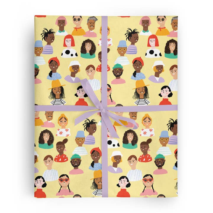 BEST CROWD EVER - Emballage cadeau roulé pour la vente par Carolyn Suzuki