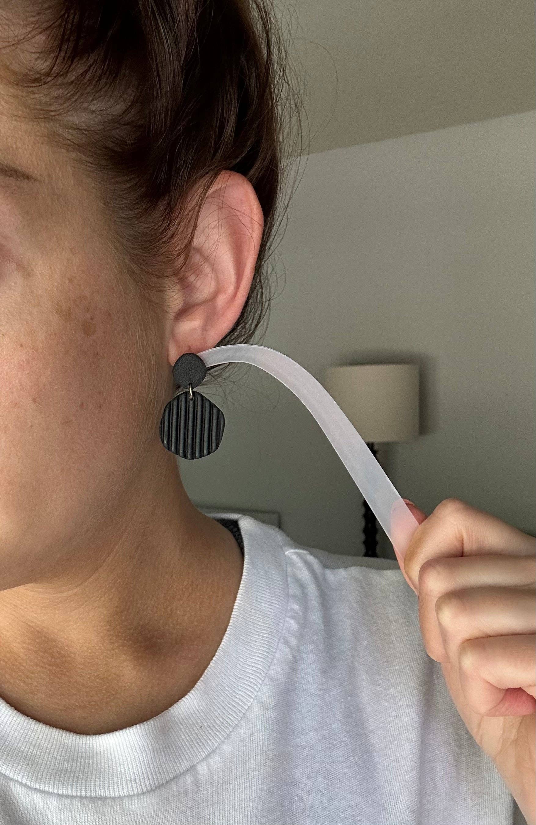 Mellow Dove Designs - Venta al por mayor Pendientes colgantes - Pendientes de arcilla acanalada negro/marfil | Boho | Neutros3