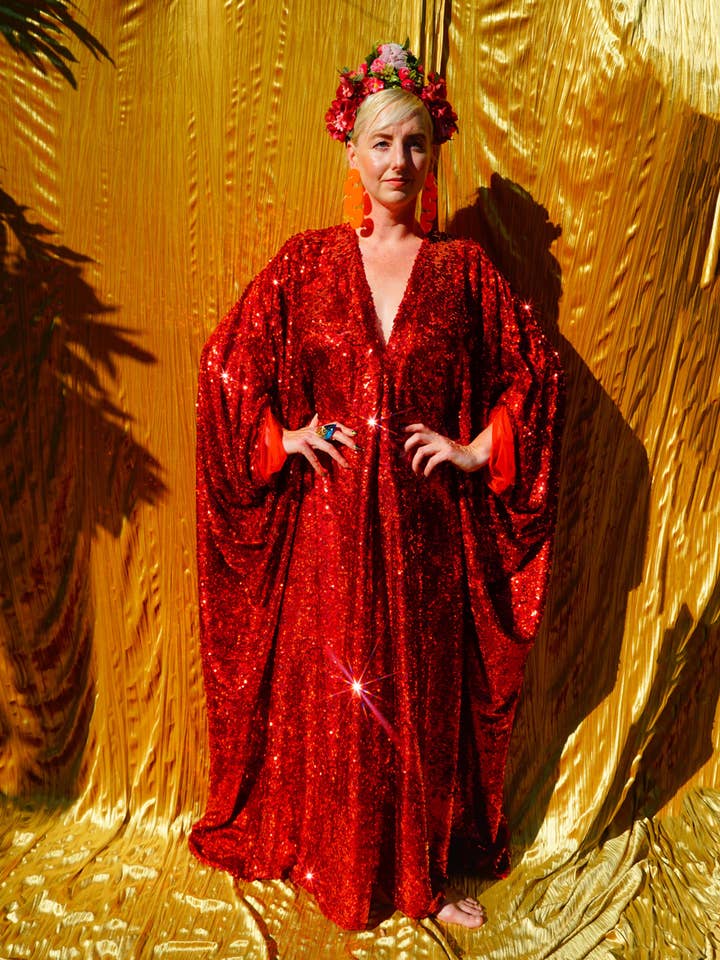 Robe Kaftan Maxi en Sequins Holographiques Rouges / Kimono Robe pour la vente par Fumbalinas