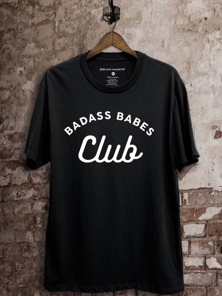 Haut à motif graphique Badass Babes Club pour la vente par Lotus Fashion Collection