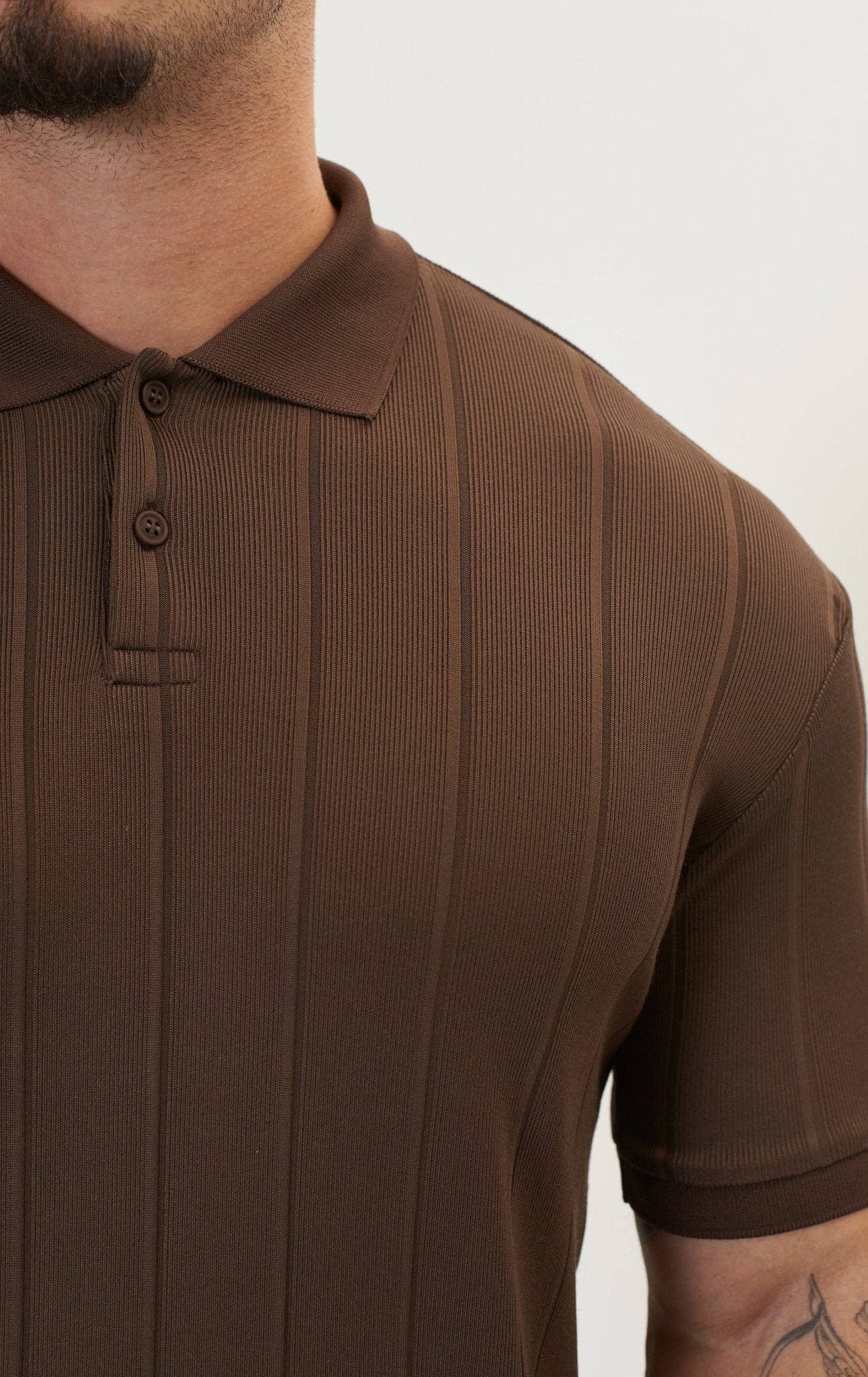BRAUN Fein geripptes Poloshirt für Herren - Braun für den Großhandel auf Faire2