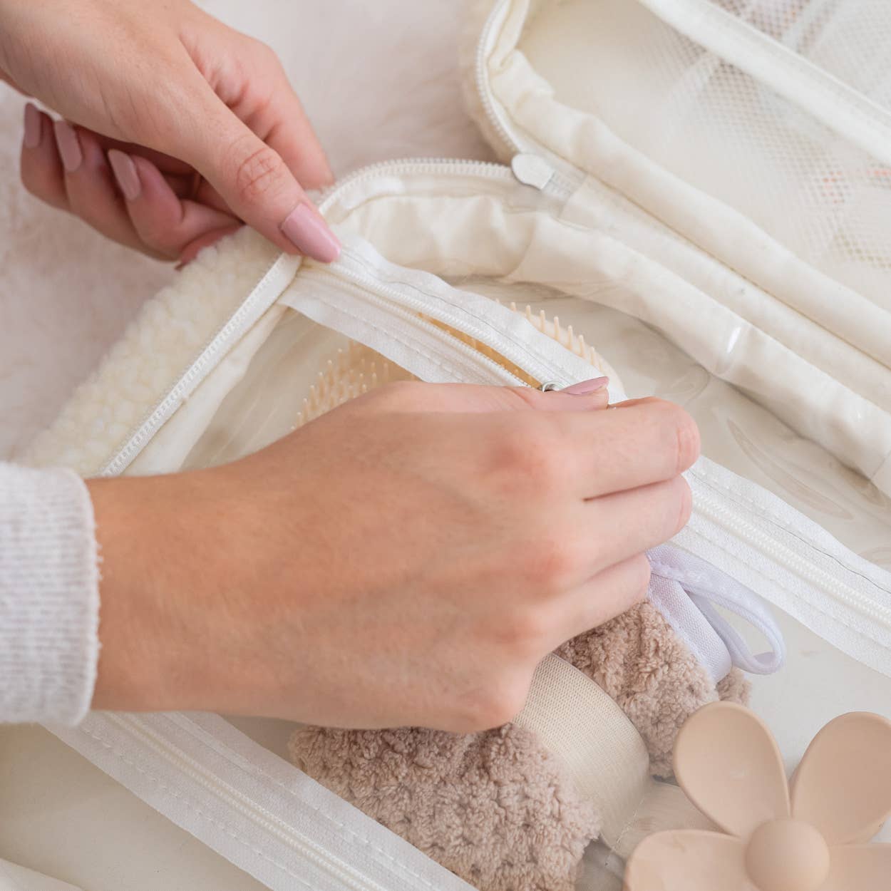 Flamingueo - Wholesale Toiletry Bag - Unisex - Beige toilet bag TEDDY with hanger 8