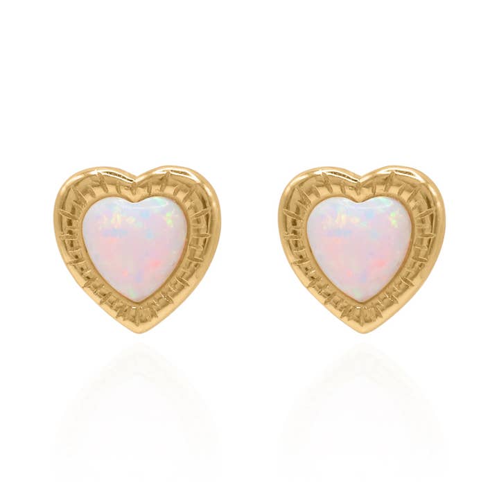 Clous en forme de cœur en opale Suki | Plaqué or 18 carats pour la vente par LUNA CHARLES EMRA LTD