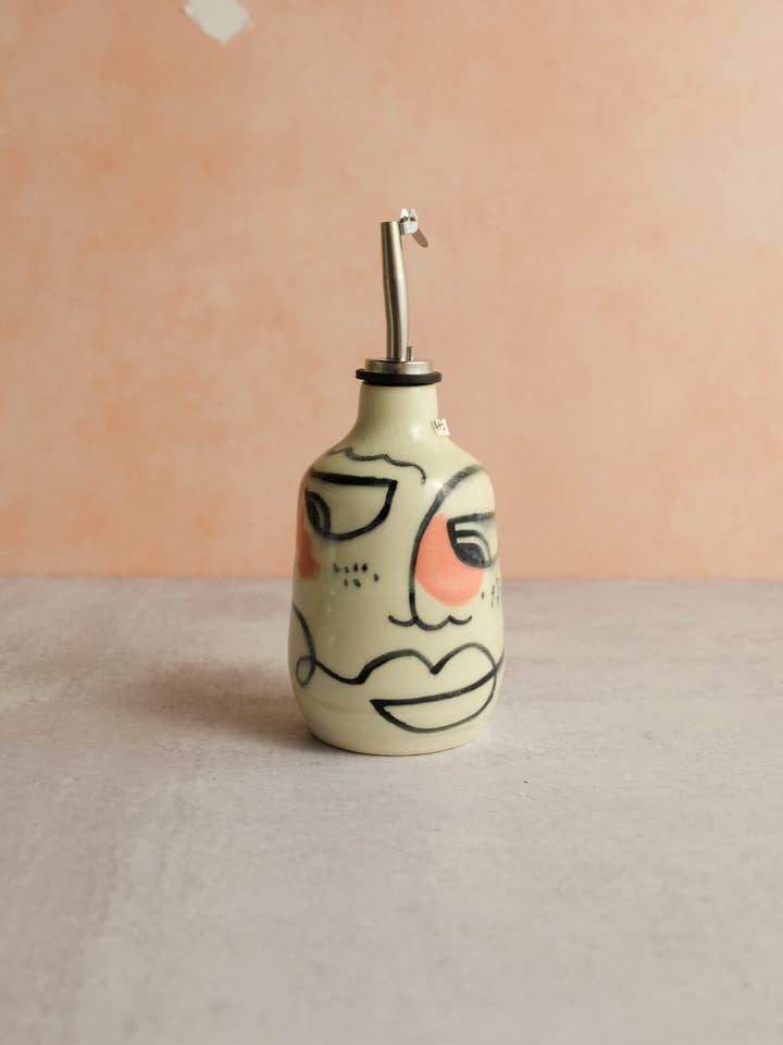 Distributeur d’huile en céramique fait main avec dessin abstrait de visage au trait pour la vente par Carp Creative Co