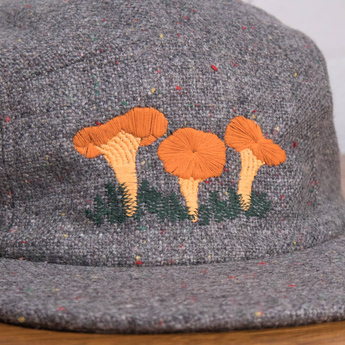 Crewel and Unusual - Vente Casquette de baseball – unisexe - Casquette 5 panneaux aux champignons chanterelles1