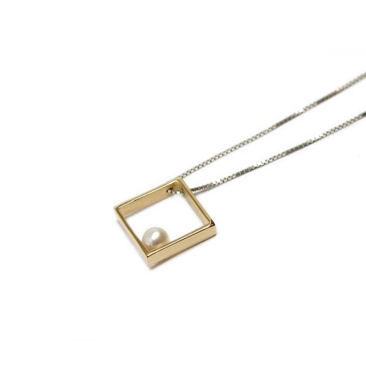 Pendentif Tokyo en argent plaqué d'or pour la vente par Co.ro Jewels