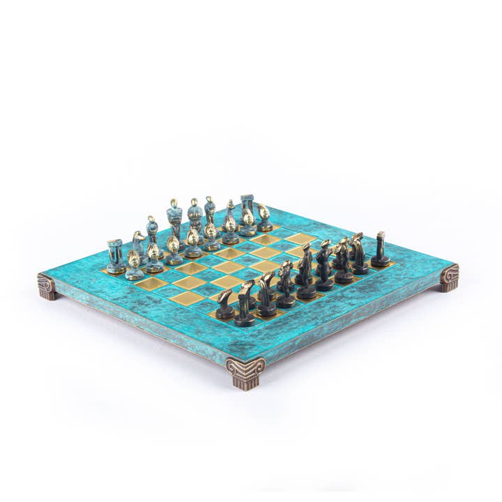 Jeu d'échecs en laiton massif d'art cycladique avec échiquier 28x28 cm pour la vente par Cardshouse