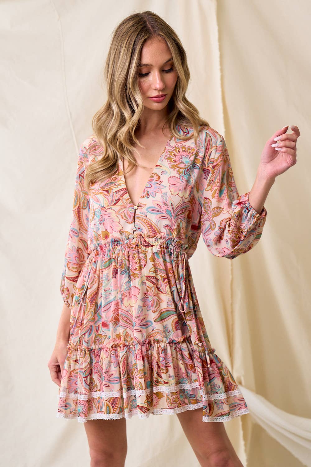 Saints & Hearts – Vestido - Mulher por atacado – Vestido em camadas estilo western com estampa floral e paisley2
