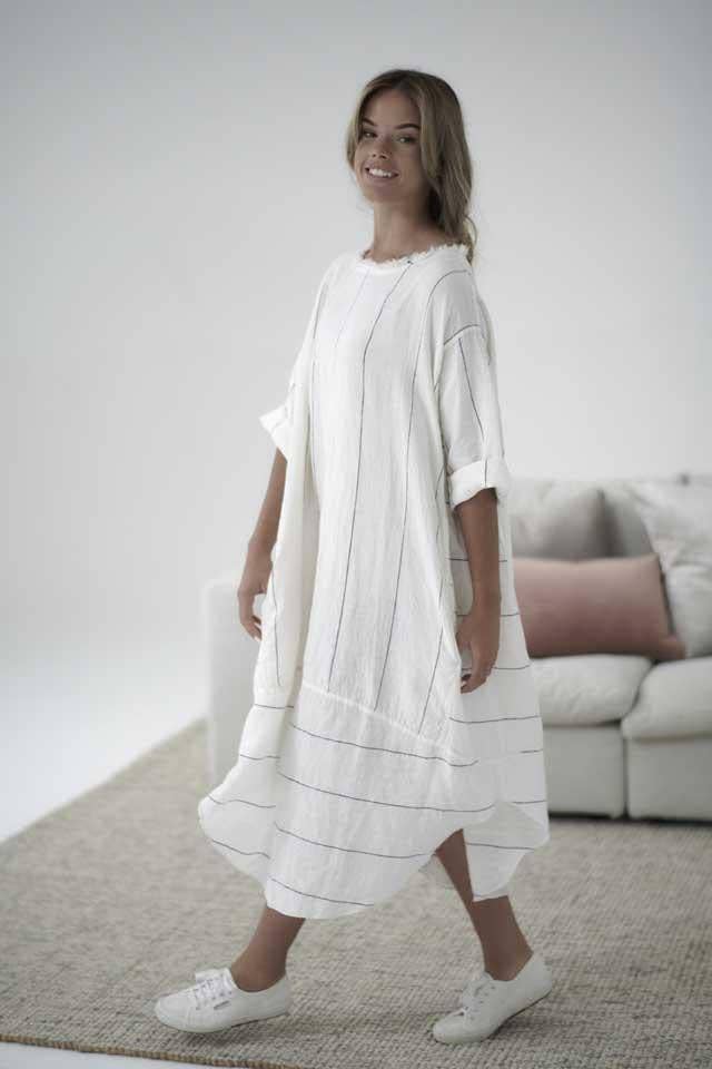 Blanc cassé à rayures anthracite Robe en lin Carter Malle - Blanc cassé avec rayures charbon en vente sur Faire8